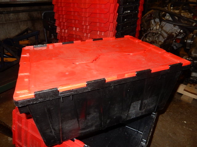5 Plastic Bins with closing Cover