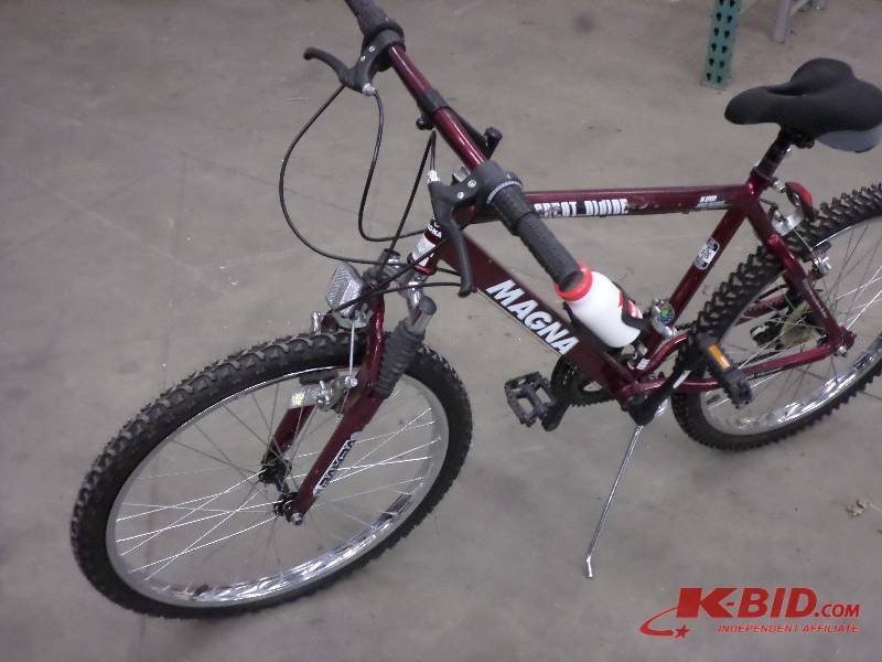 lot 44 image: Magna Great Divide 15-Speed Bicycle...