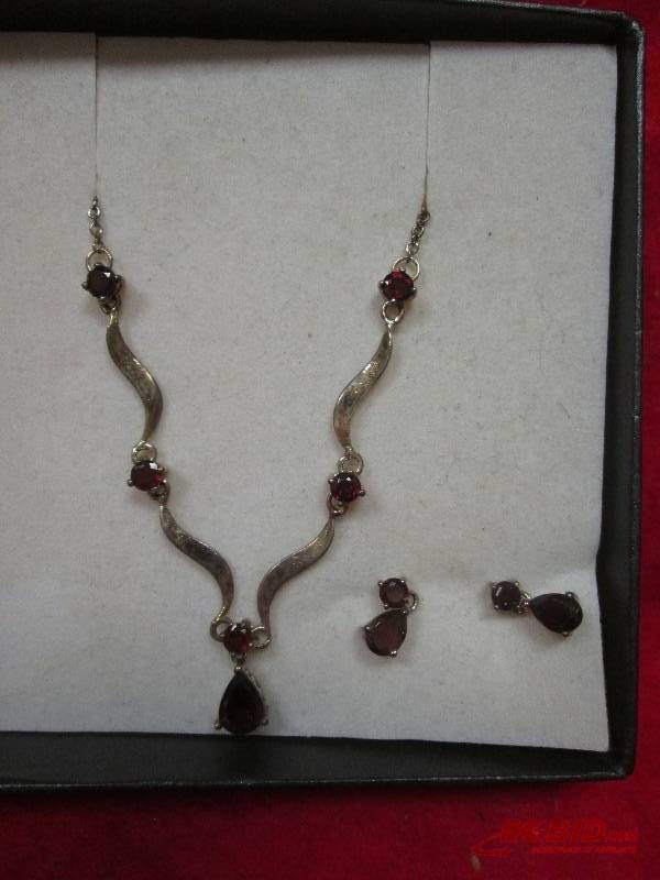 Garnet and sterling silver necklace...