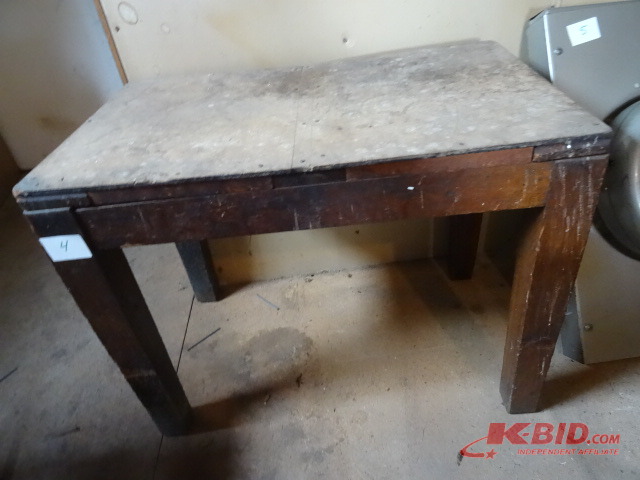lot 4 image: Table