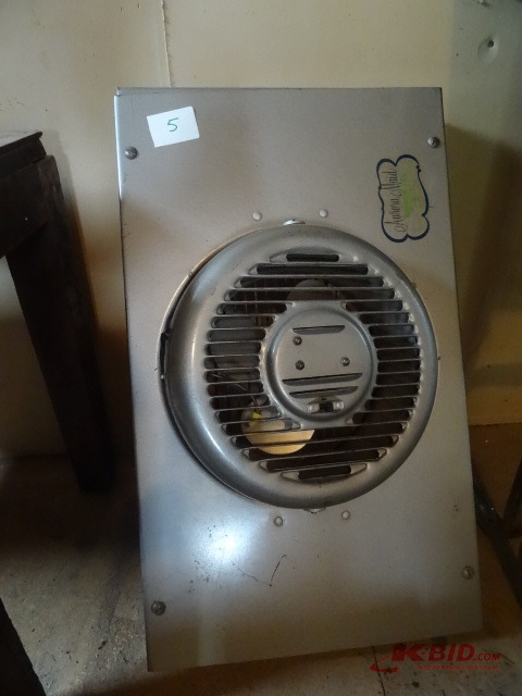 lot 5 image: Window Fan
