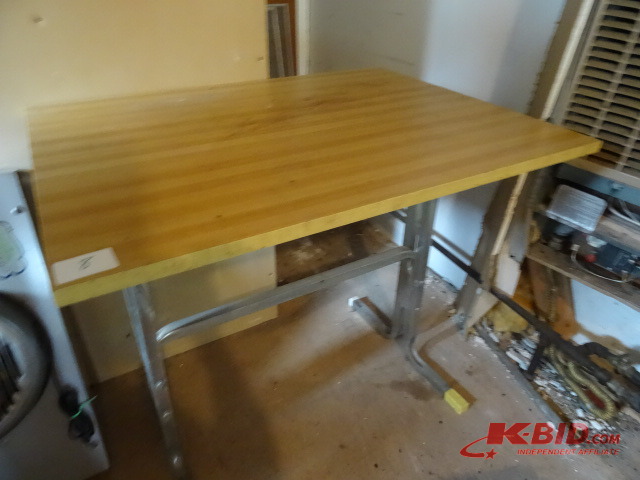 lot 8 image: Table