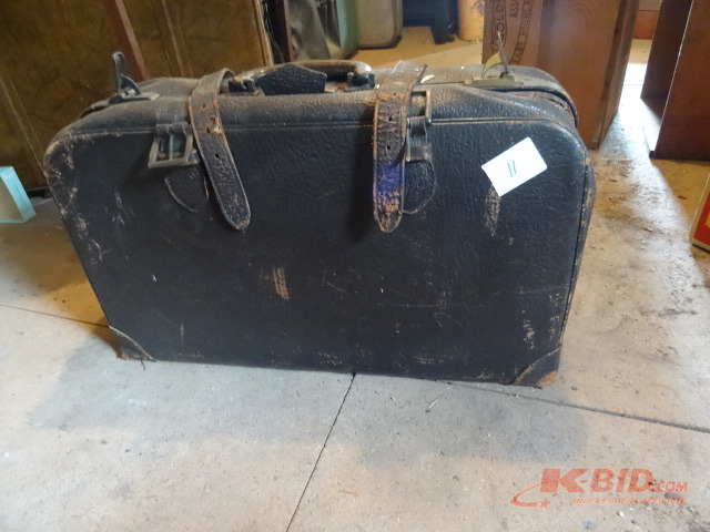 lot 11 image: Suit Case