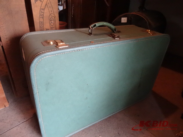 lot 14 image: Suit Case