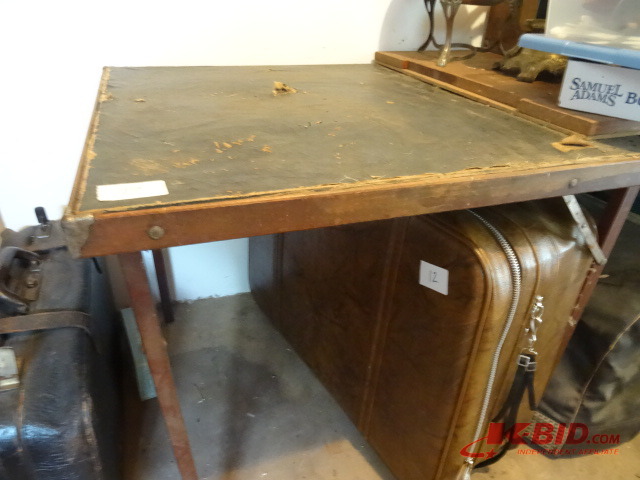 lot 17 image: Folding Table