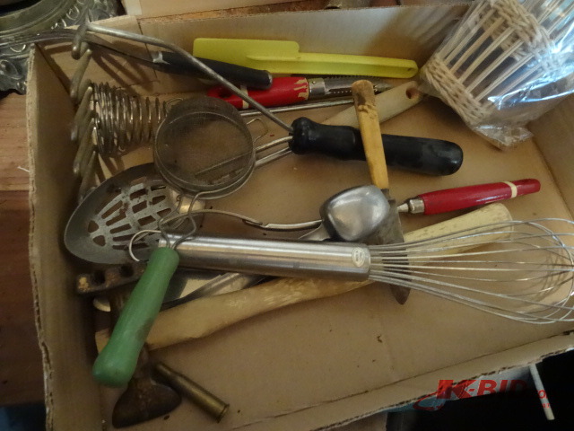 lot 25 image: Utensils