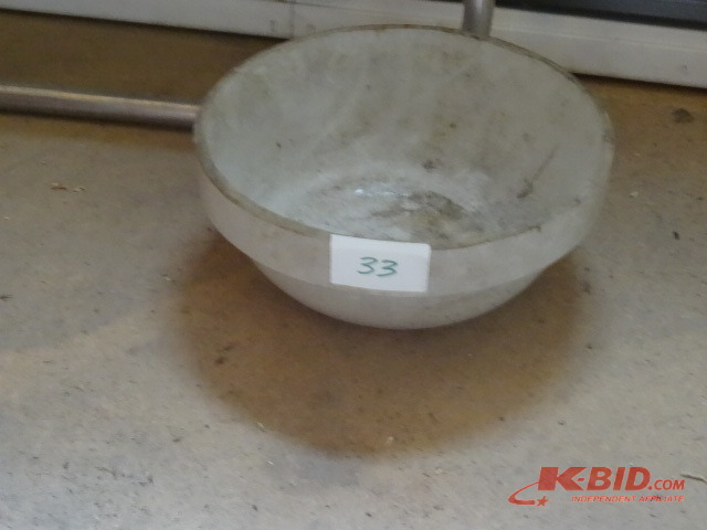 lot 33 image: Pottery