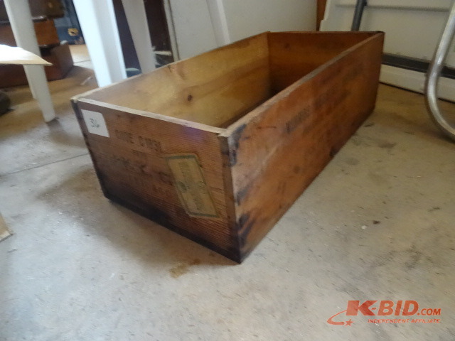 lot 36 image: Wine Box