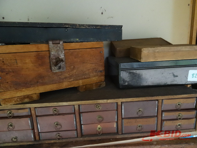 lot 82 image: Containers