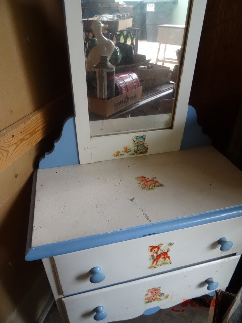 lot 94 image: Kids Dresser