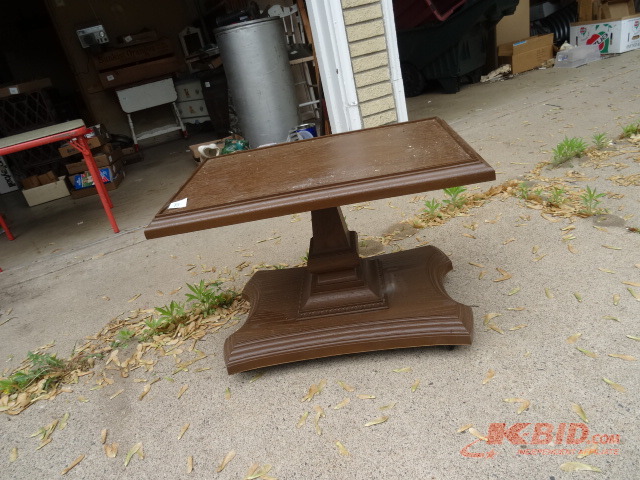 lot 102 image: End Table