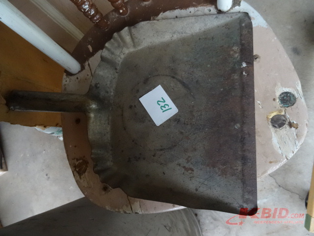 lot 132 image: Dust Pan