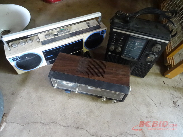 lot 201 image: Radios