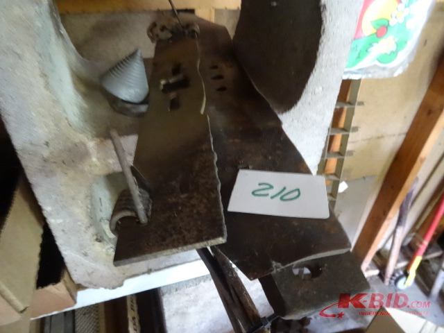 lot 210 image: Mower Blades