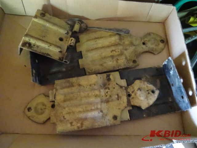 lot 219 image: Hinges