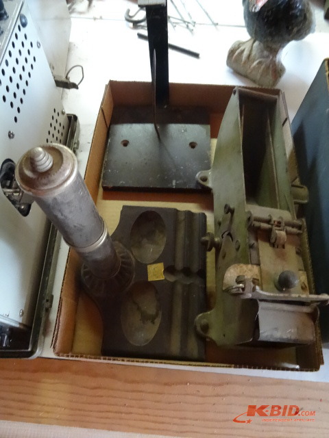 lot 283 image: Vintage Items