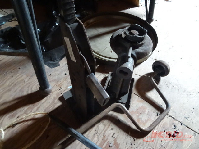 lot 323 image: Car Jacks