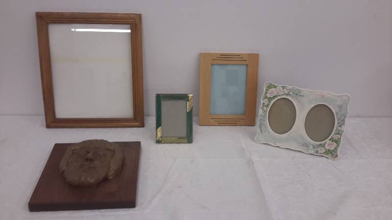 lot 60 image: picture frames, art
