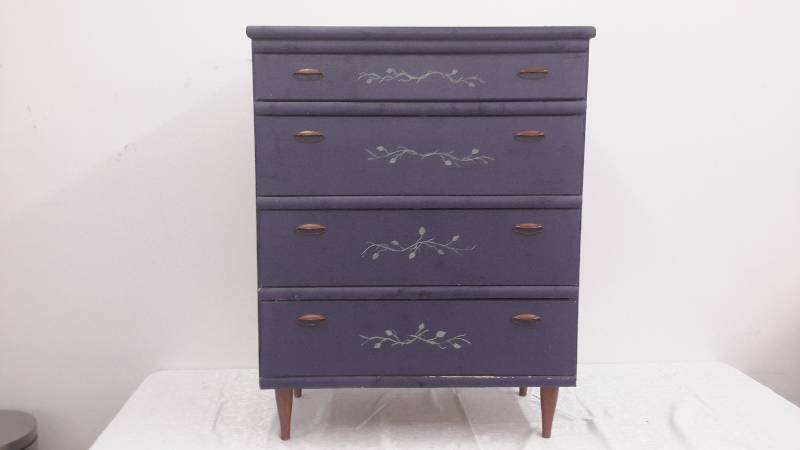 lot 62 image: dresser