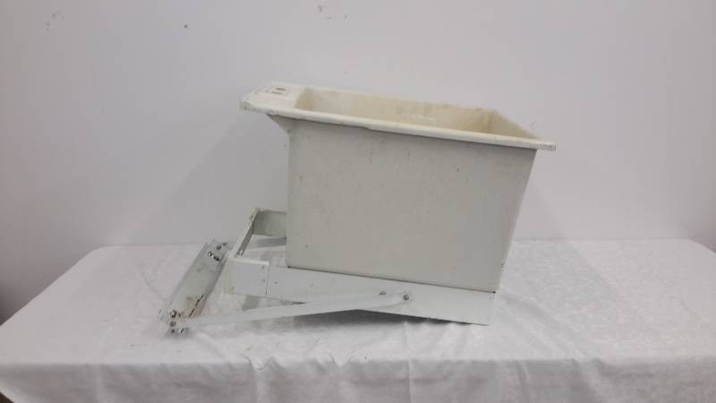 lot 82 image: utility sink