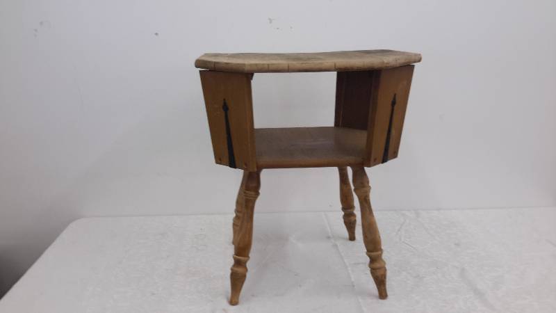 lot 92 image: table