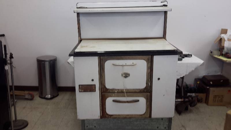 lot 101 image: antique stove