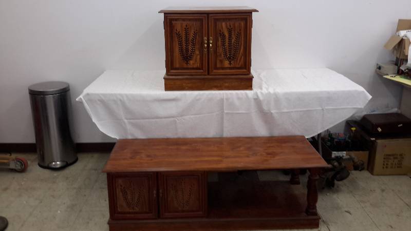 lot 108 image: furniture set