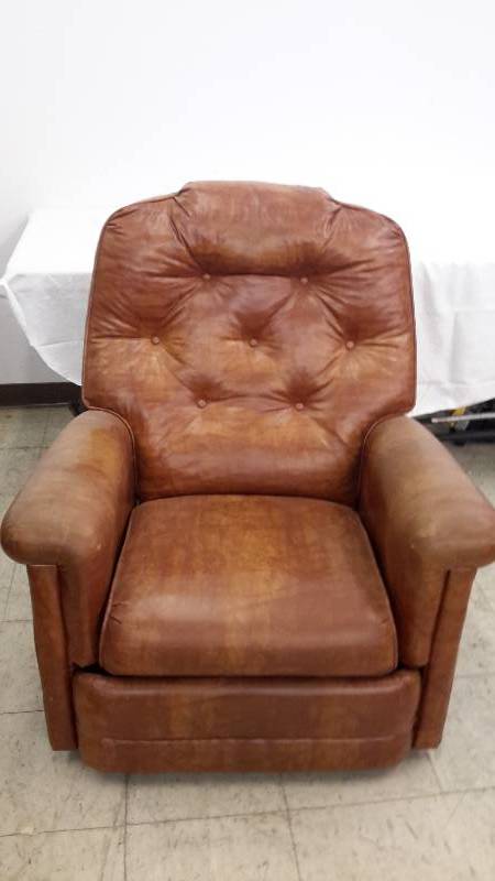 lot 109 image: recliner