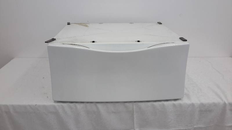 lot 113 image: under appliance cabinet
