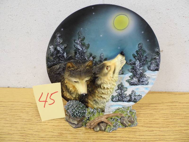 3-D Wolf Plate wStand