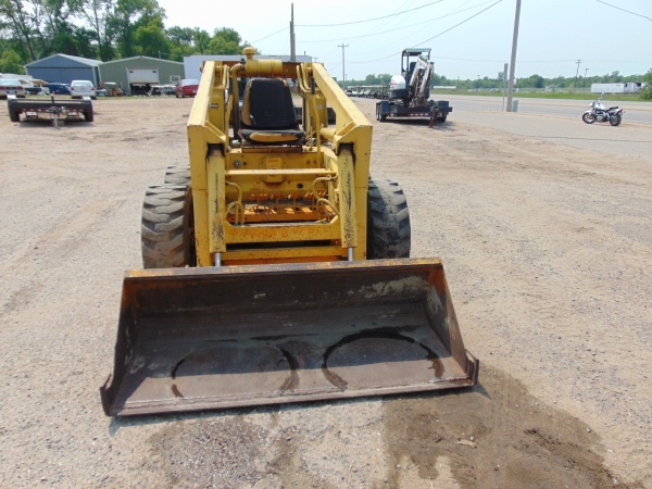 lot 4 image: JD 24 Skid Loader