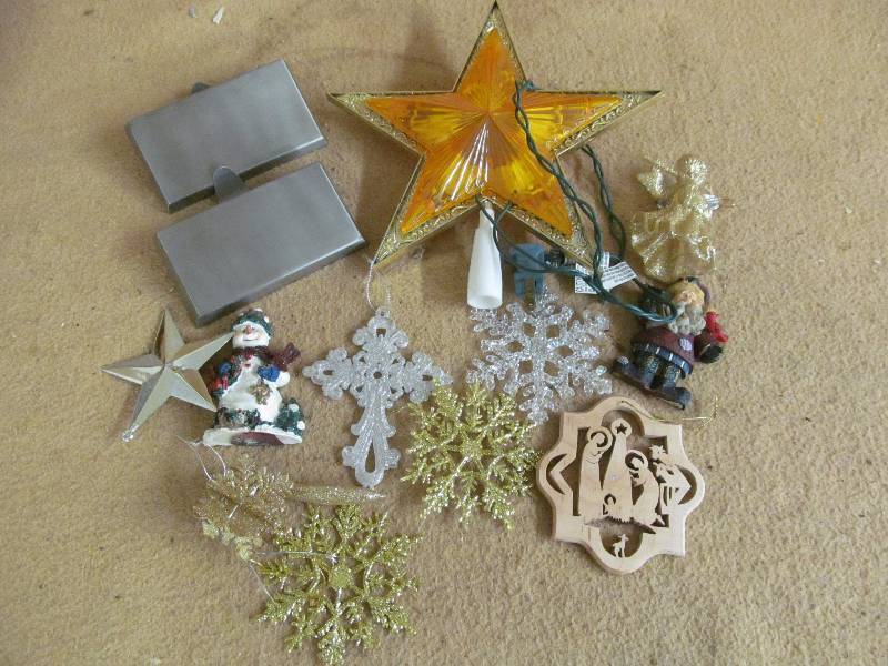 lot 12 image: Christmas Dcor