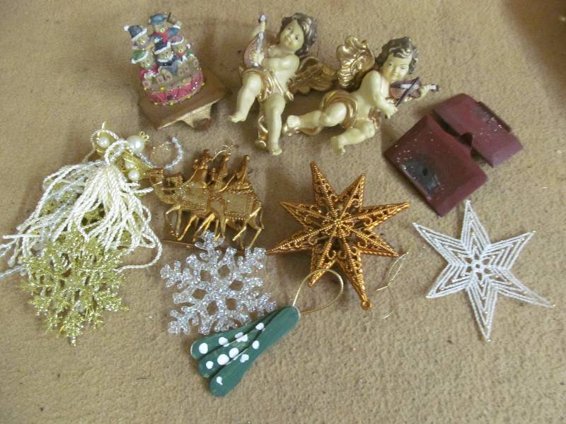 lot 16 image: Christmas Dcor