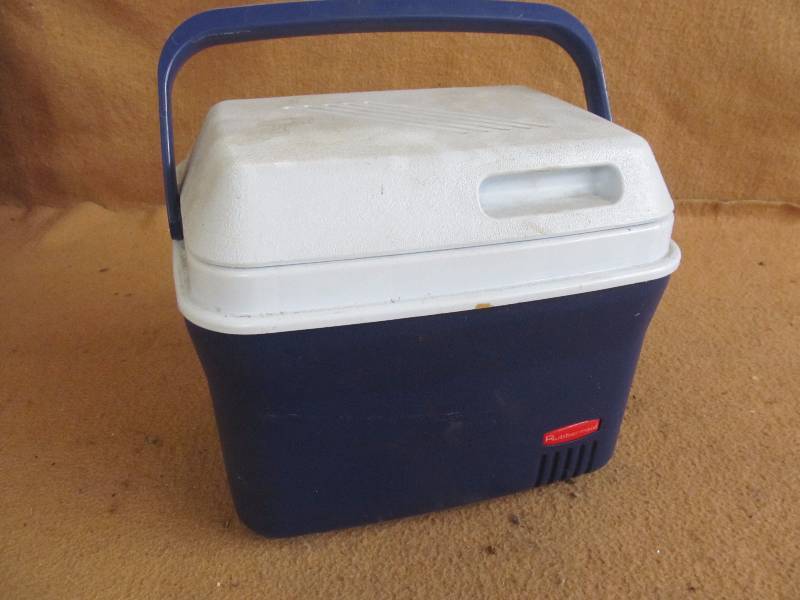 lot 18 image: Rubbermaid Cooler