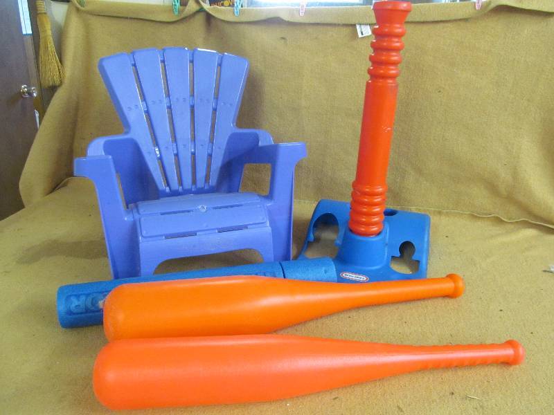 lot 19 image: Toys