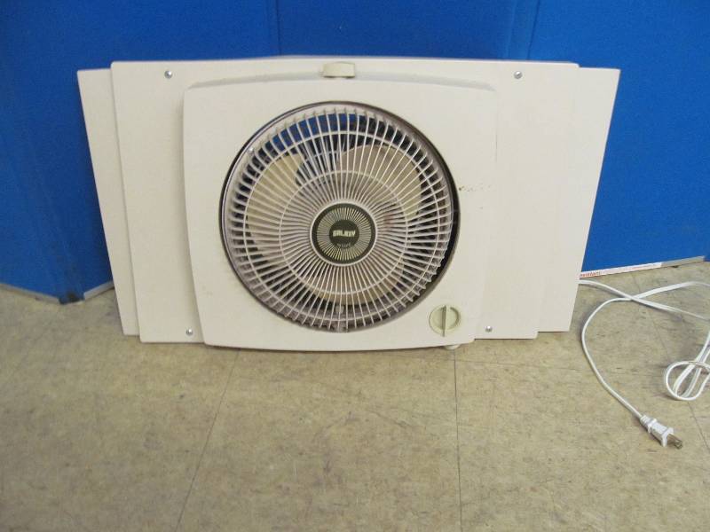 lot 23 image: Window Fan