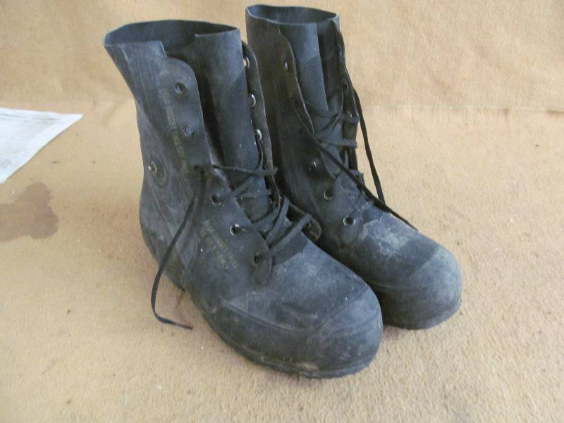 lot 33 image: Rubber boots