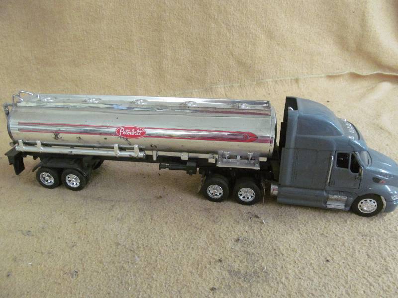 lot 34 image: Semi tractor and trailer