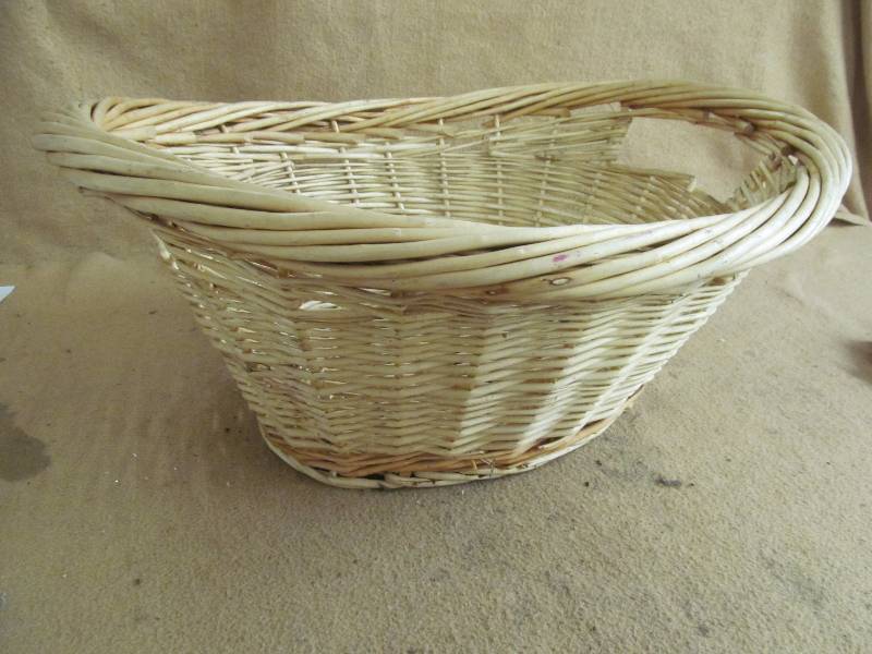 lot 39 image: Wicker basket