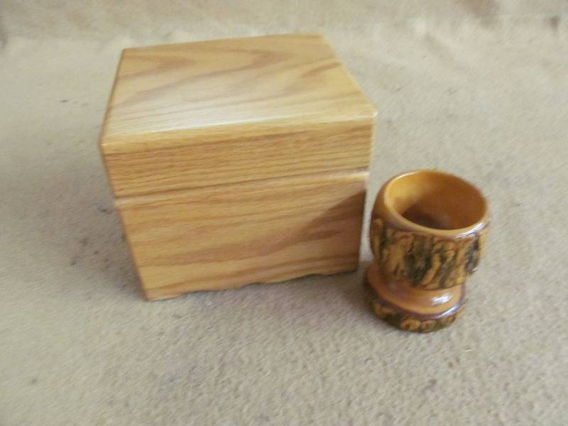 lot 62 image: Wood box