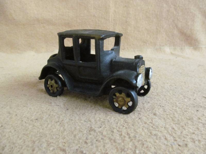 lot 72 image: Cast Iron Car