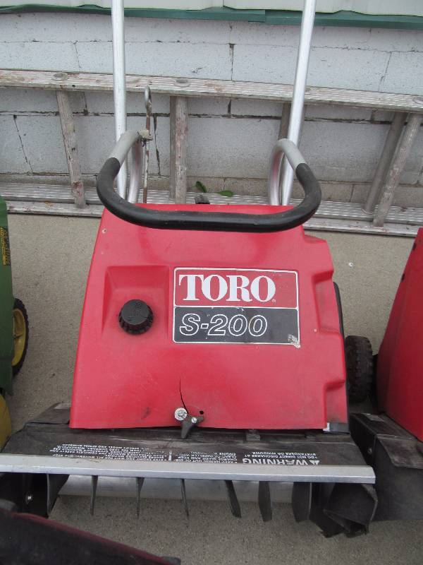 lot 110 image: Snow Thrower