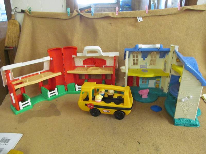 lot 132 image: Fisher Price