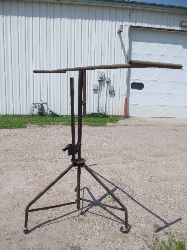 lot 190 image: Carcous rack