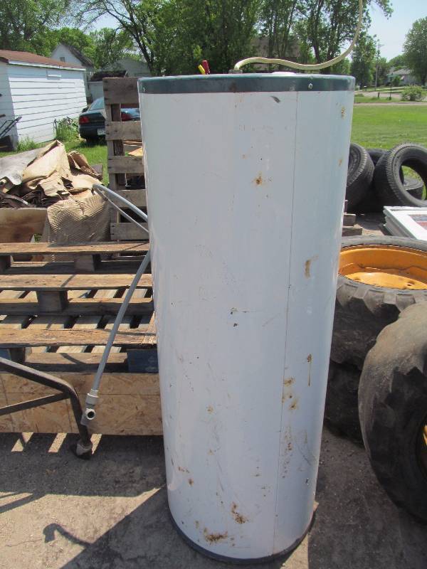 lot 195 image: Hot water heater