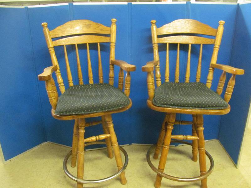 lot 199 image: Bar stools