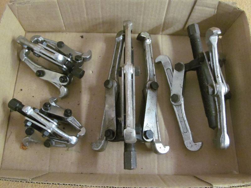 lot 201 image: Gear puller set