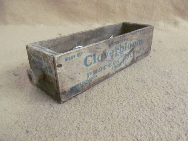lot 206 image: Vintage cheese box