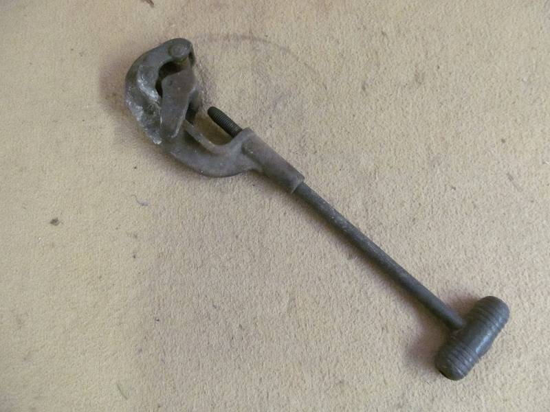 lot 218 image: Vintage pipe cutter