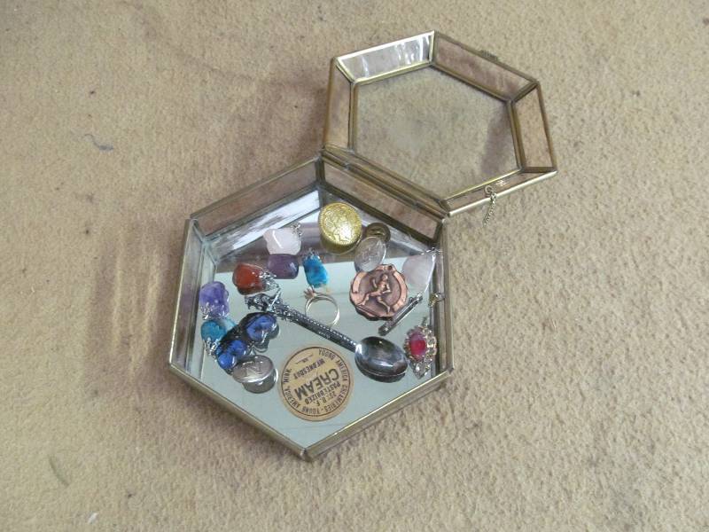 lot 220 image: Jewelry box
